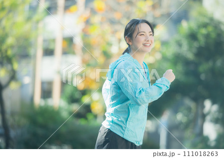 ランニングする若い女性 ランニングする若い女性 111018263