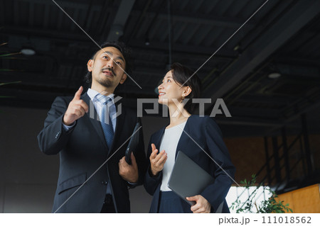 ミドルビジネスマン男女　 111018562