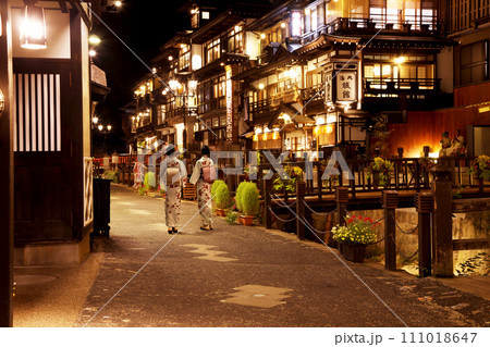 夏の銀山温泉の夜景 AI生成画像 111018647