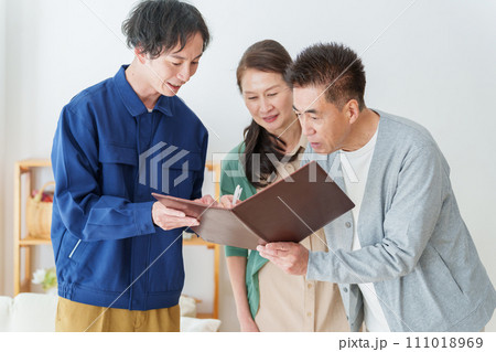 契約書を確認する中高年夫婦 契約書を確認する中高年夫婦 111018969