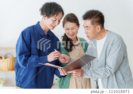 契約書を確認する中高年夫婦 契約書を確認する中高年夫婦 111018971