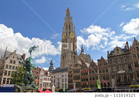 西ヨーロッパのベルギー アントワープ　世界文化遺産のノートルダム大聖堂の鐘楼が見える街並み 111019325