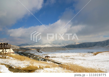 積雪の阿蘇山と草千里 積雪の阿蘇山と草千里 111019775