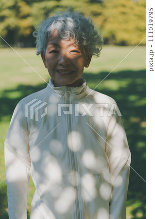 公園の60代女性 111019795