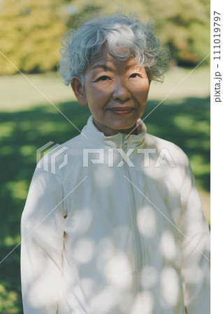 公園の60代女性 111019797