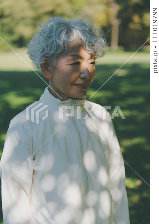 公園の60代女性 111019799