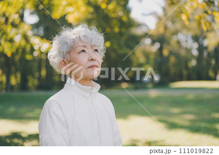 運動と60代女性 111019822