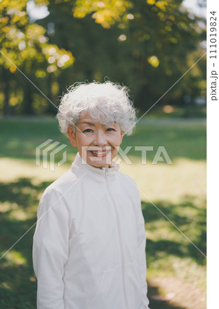 運動と60代女性 運動と60代女性 111019824