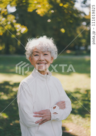 運動と60代女性 運動と60代女性 111019825