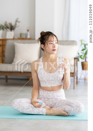 フィットネス ヨガ 水を飲む女性 フィットネス ヨガ 水を飲む女性 111019849