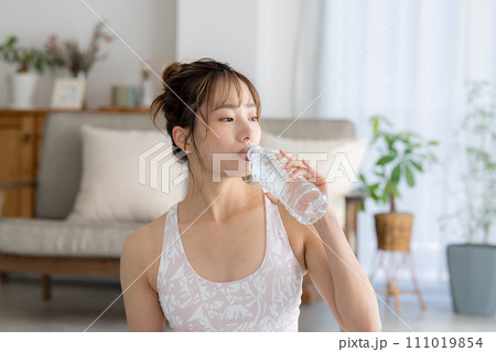フィットネス　ヨガ　水を飲む女性 111019854