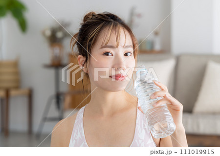 フィットネス　ヨガ　水を飲む女性 111019915