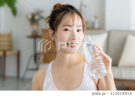 フィットネス　ヨガ　水を飲む女性 111019919