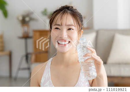 フィットネス ヨガ 水を飲む女性 フィットネス ヨガ 水を飲む女性 111019921