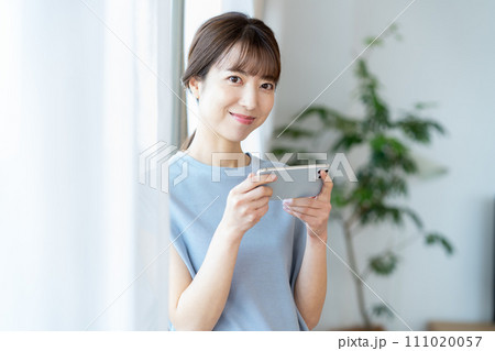スマホを持つミドル女性 スマホを持つミドル女性 111020057