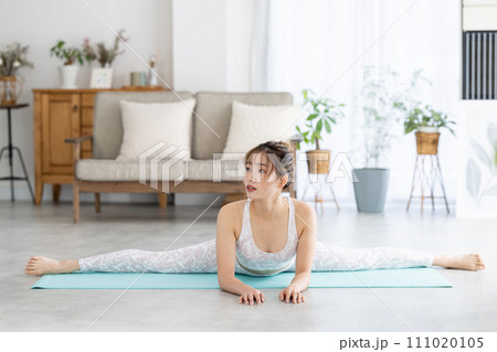 自宅でヨガをする女性 111020105