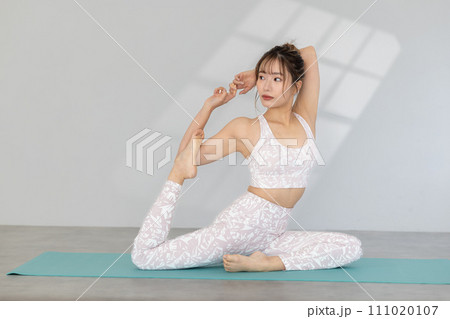ヨガをする女性 ヨガをする女性 111020107