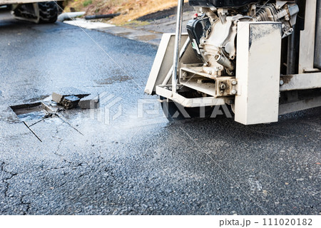 道路工事 コンクリートカッターでの舗装版切断作業 道路工事 コンクリートカッターでの舗装版切断作業 111020182