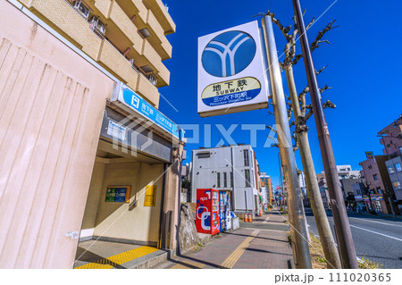 日本の横浜都市景観　地下鉄(横浜市営地下鉄ブルーライン) 三ツ沢下町駅などを望む 111020365