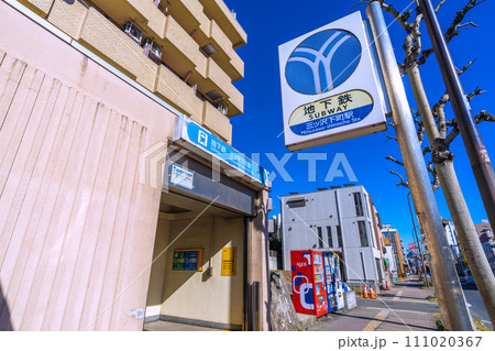 日本の横浜都市景観　地下鉄(横浜市営地下鉄ブルーライン) 三ツ沢下町駅などを望む 111020367