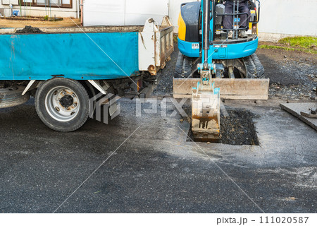 油圧ショベルによる舗装路掘削作業 油圧ショベルによる舗装路掘削作業 111020587