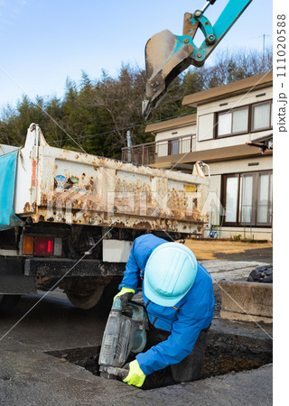 電動ピックによる舗装路掘削作業 電動ピックによる舗装路掘削作業 111020588