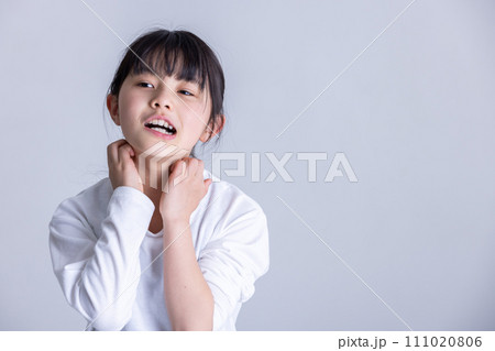 痒くて辛そうな女の子　Itchy and painful girl 111020806
