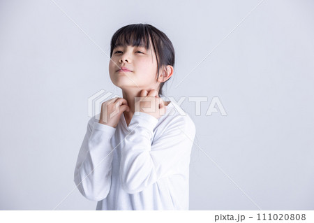 痒くて辛そうな女の子 Itchy and painful girl 痒くて辛そうな女の子 Itchy and painful girl 111020808