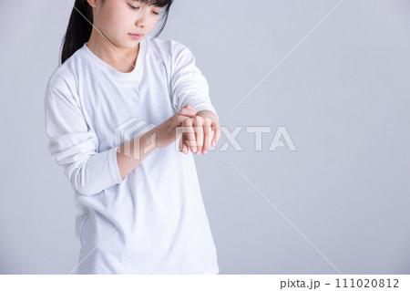 痒くて辛そうな女の子 Itchy and painful girl 痒くて辛そうな女の子 Itchy and painful girl 111020812
