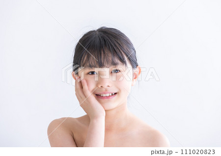 スキンケアする女の子 girl doing skin care スキンケアする女の子 girl doing skin care 111020823