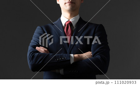 腕組みをするスーツの男性 腕組みをするスーツの男性 111020933