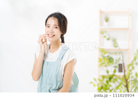 笑顔で微笑む女性の写真 笑顔で微笑む女性の写真 111020934