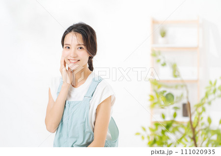 笑顔で微笑む女性の写真 111020935