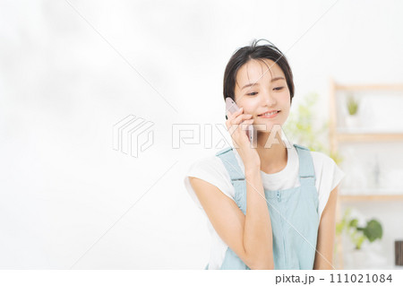 スマホで通話する女性 スマホで通話する女性 111021084
