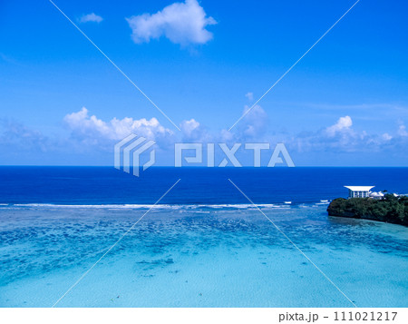 グアム・タモン湾の美しい空と海 111021217