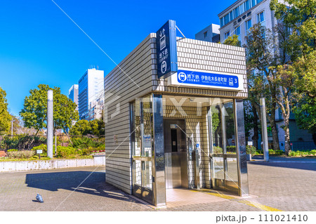 日本の横浜都市景観 横浜市営地下鉄 伊勢佐木長者町駅(エレベーター出入口3)などを望む 日本の横浜都市景観 横浜市営地下鉄 伊勢佐木長者町駅(エレベーター出入口3)などを望む 111021410