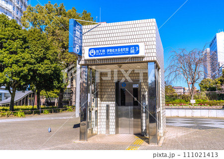 日本の横浜都市景観　横浜市営地下鉄　伊勢佐木長者町駅（エレベーター出入口3）などを望む 111021413