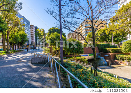 日本の横浜都市景観 横浜市営地下鉄 伊勢佐木長者町駅(出入口2)などを望む 日本の横浜都市景観 横浜市営地下鉄 伊勢佐木長者町駅(出入口2)などを望む 111021508