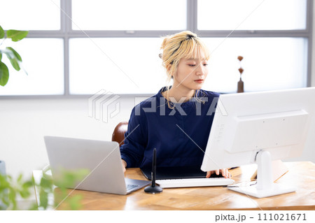 ビジネス　パソコンで仕事する若い女性 111021671