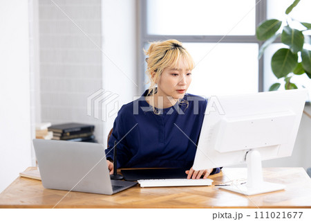 ビジネス パソコンで仕事する若い女性 ビジネス パソコンで仕事する若い女性 111021677