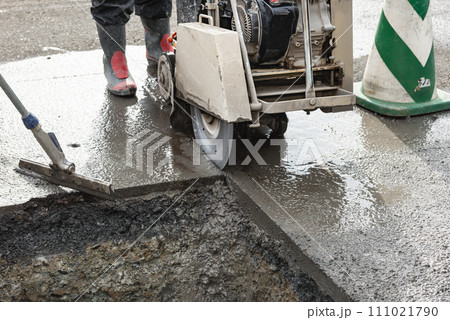 道路工事 コンクリートカッターでの舗装版切断作業 道路工事 コンクリートカッターでの舗装版切断作業 111021790