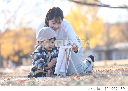 絵を描く親子 111022179