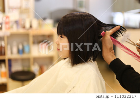 美容室で髪の毛を切る女の子 美容室で髪の毛を切る女の子 111022217