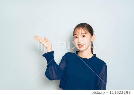 案内する女性 111022298