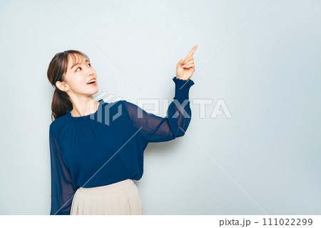 上を指さす女性 111022299