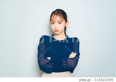 不満そうに怒る表情の女性 111022304