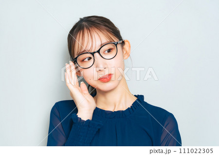 メガネをかけて微笑む女性 メガネをかけて微笑む女性 111022305