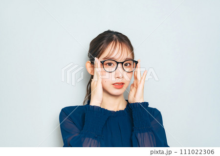 メガネをかけて微笑む女性 111022306