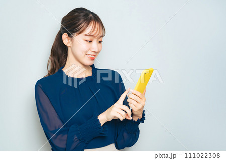 スマホを使う女性 スマホを使う女性 111022308