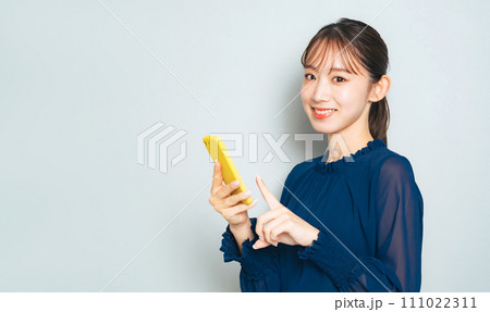 スマホを使う女性 111022311